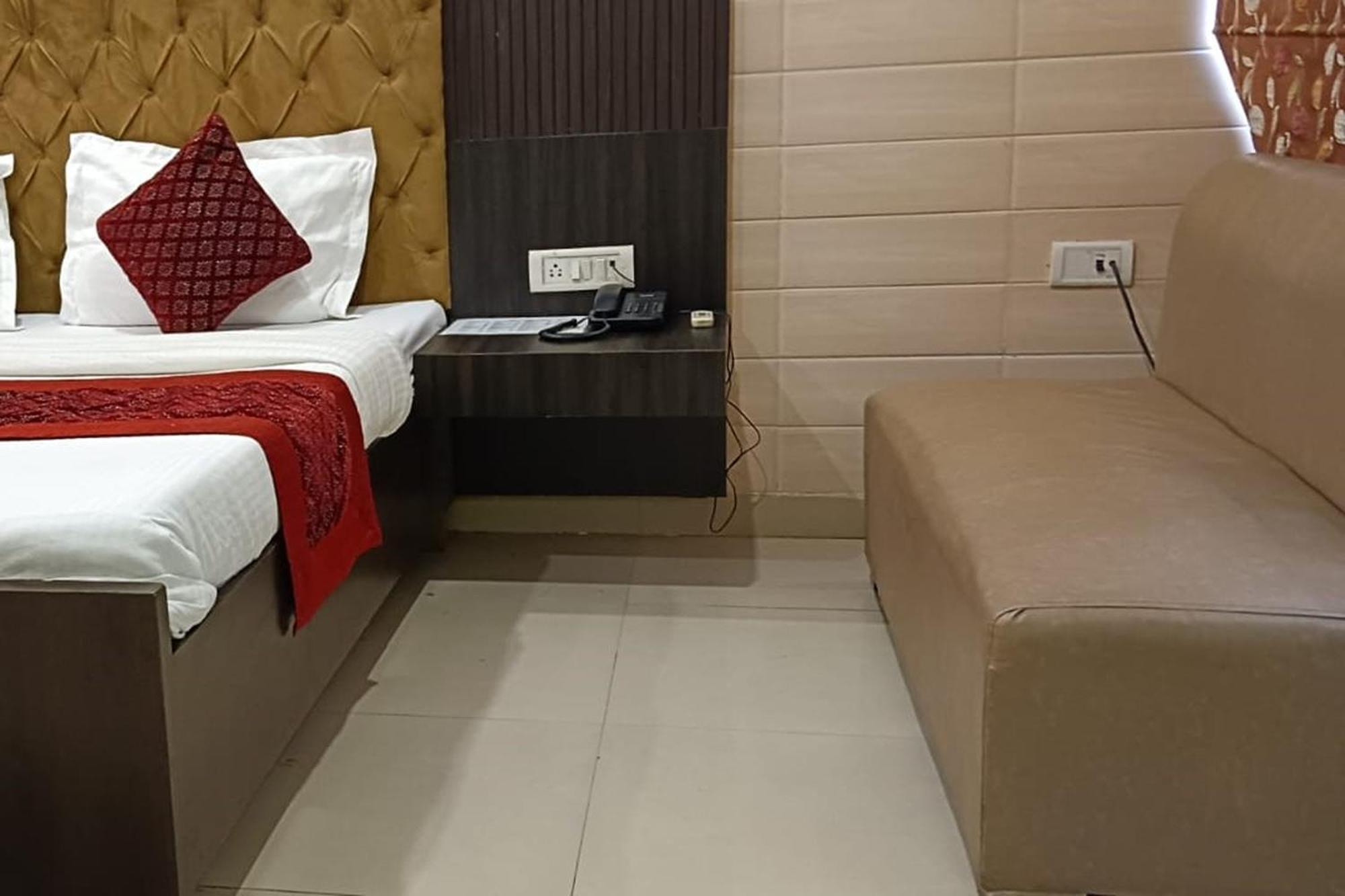 Hotel Shree Kanta Gurgaon Buitenkant foto